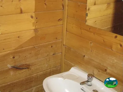 Cabaña interior con lavabo del Camping L`Alqueria, Gandía (Valencia)