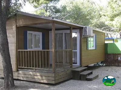 Mobil-home con terraza cubierta y vistas al entorno arbolado del Camping L`Alqueria, Gandía (Valencia)