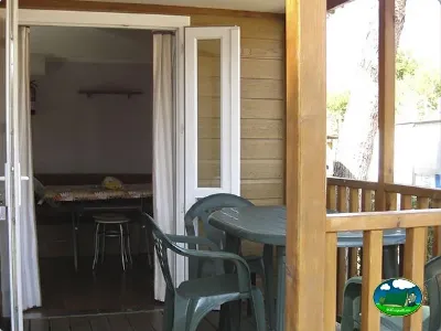 Bungalow con terraza y mesa del Camping L`Alqueria, Gandía (Valencia)