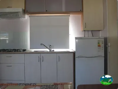 Mobil-home cocina equipada con nevera y vitrocerámica del Camping L`Alqueria, Gandía (Valencia)