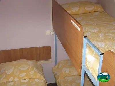 Mobil-home interior con camas del Camping L`Alqueria, Gandía (Valencia)
