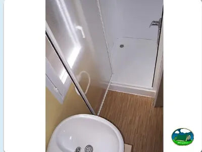 Aseos con ducha y sanitario del Camping L`Alqueria, Gandía (Valencia)