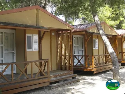 Bungalow con terraza y porche de madera del Camping L`Alqueria, Gandía (Valencia)