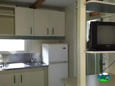 Mobil-home cocina equipada con nevera y televisión del Camping L`Alqueria, Gandía (Valencia)