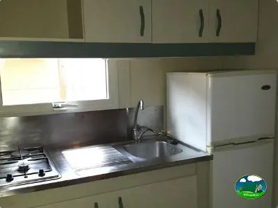 Cocina de mobil-home con equipamiento básico del Camping L`Alqueria, Gandía (Valencia)