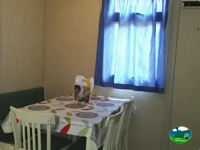 Mobil-home interior con zona de comedor del Camping L`Alqueria, Gandía (Valencia)