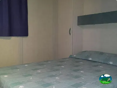 Mobil-home interior con cama del Camping L`Alqueria, Gandía (Valencia)
