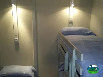Interior de mobil-home con camas literas del Camping L`Alqueria, Gandía (Valencia)