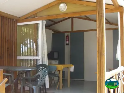 Bungalow con terraza y estructura de madera del Camping L`Alqueria, Gandía (Valencia)