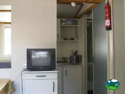 Mobil-home interior con televisor del Camping L`Alqueria, Gandía (Valencia)