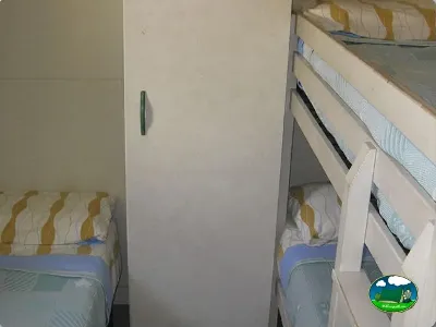 Interior mobil-home con literas del Camping L`Alqueria, Gandía (Valencia)