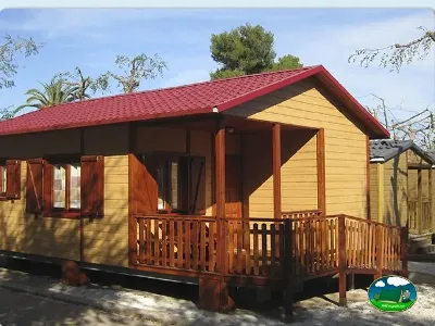 Bungalow con terraza y techo rojo del Camping L`Alqueria, Gandía (Valencia)