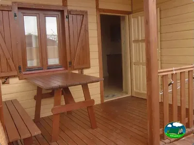 Cabaña interior con mesa y terraza de madera del Camping L`Alqueria, Gandía (Valencia)