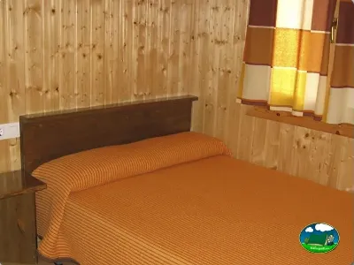 Cabaña interior dormitorio madera del Camping L`Alqueria, Gandía (Valencia)