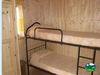 Tienda de acampada con camas literas del Camping L`Alqueria, Gandía (Valencia)