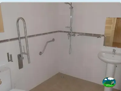 Aseos con ducha y lavabo del Camping L`Alqueria, Gandía (Valencia)