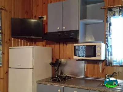 Mobil-home cocina equipada con frigorífico y microondas del Camping L`Alqueria, Gandía (Valencia)