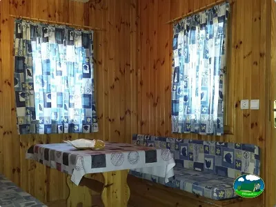 Cabaña interior con cama y ventanas del Camping L`Alqueria, Gandía (Valencia)