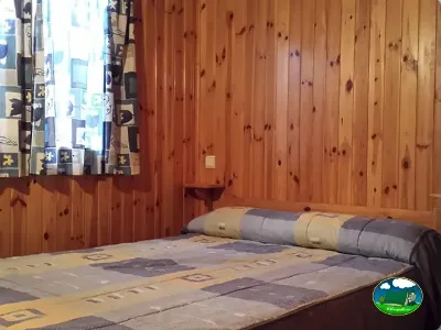 Cabaña interior con paredes de madera del Camping L`Alqueria, Gandía (Valencia)