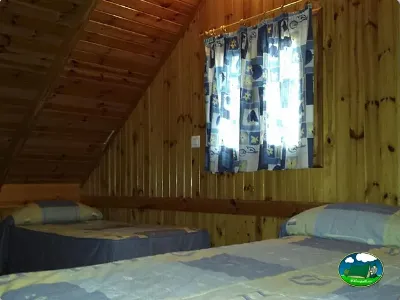 Cabaña interior con dos camas del Camping L`Alqueria, Gandía (Valencia)