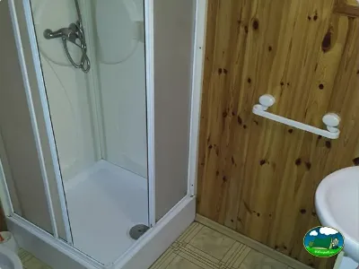 Baño con ducha y aseo en cabaña de madera del Camping L`Alqueria, Gandía (Valencia)