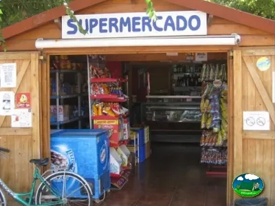 Supermercado con tienda de conveniencia del Camping L`Alqueria, Gandía (Valencia)