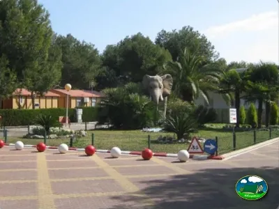 Entrada del recinto con mobil-homes y zona ajardinada del Camping L`Alqueria, Gandía (Valencia)
