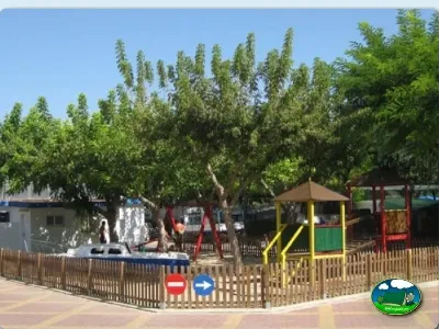 Parque infantil con tobogán y árboles del Camping L`Alqueria, Gandía (Valencia)