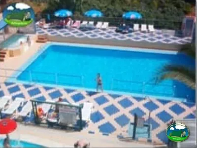Piscina con hamacas y sombrillas azules del Camping L`Alqueria, Gandía (Valencia)