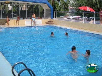 Piscina con familias bañándose y zona de sombrillas del Camping L`Alqueria, Gandía (Valencia)