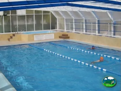 Piscina cubierta climatizada con carril de natación del Camping L`Alqueria, Gandía (Valencia)