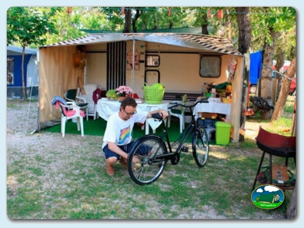 Zona de acampada en Camping San Vicente, Valencia, España