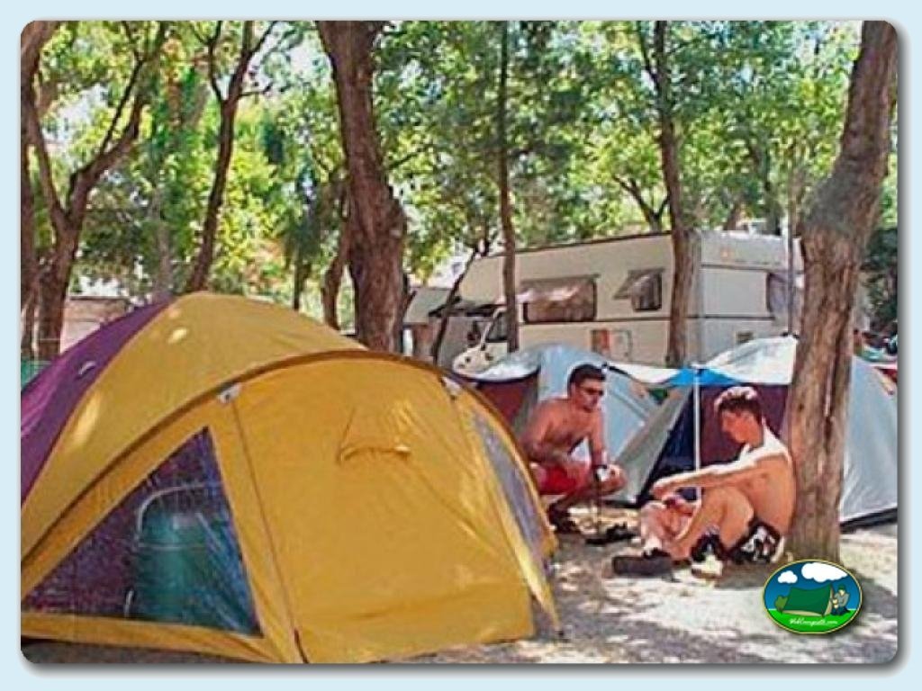 Zona de acampada en Camping San Vicente, Valencia, España