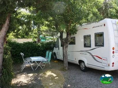 Mobil-home en parcela arbolada con zona de estar del Camping San Vicente, Xeraco (Valencia)