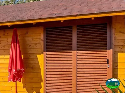 Cabaña de madera con sombrilla roja del Camping San Vicente, Xeraco (Valencia)