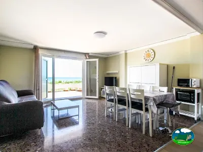 Bungalow con vistas al mar, salón comedor del Camping San Vicente, Xeraco (Valencia)