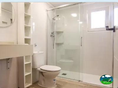 Baño moderno con ducha, lavabo y espejo del Camping San Vicente, Xeraco (Valencia)