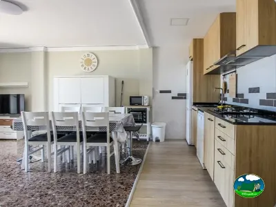 Mobil-home con cocina equipada y comedor del Camping San Vicente, Xeraco (Valencia)
