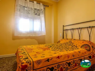 Mobil-home interior con cama doble del Camping San Vicente, Xeraco (Valencia)