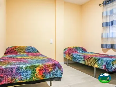 Mobil-home interior con dos camas individuales del Camping San Vicente, Xeraco (Valencia)