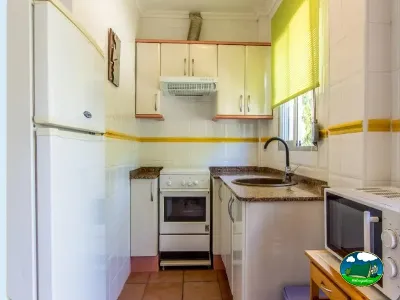 Cocina amueblada con equipamiento completo del Camping San Vicente, Xeraco (Valencia)