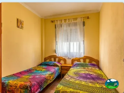 Mobil-home interior con dos camas individuales del Camping San Vicente, Xeraco (Valencia)