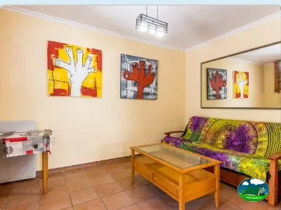 Sala de estar con sofá y decoración colorida del Camping San Vicente, Xeraco (Valencia)
