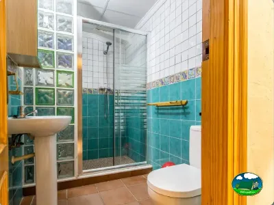 Cuarto de baño con ducha del Camping San Vicente, Xeraco (Valencia)