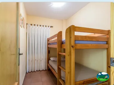Cabaña interior con literas de madera del Camping San Vicente, Xeraco (Valencia)