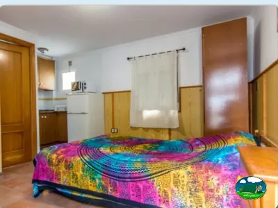 Mobil-home interior con dormitorio y cocina del Camping San Vicente, Xeraco (Valencia)