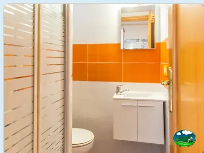 Aseos con azulejos naranjas y blancos del Camping San Vicente, Xeraco (Valencia)
