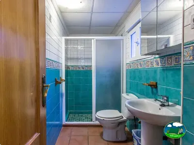 Aseos y duchas con azulejos turquesos del Camping San Vicente, Xeraco (Valencia)