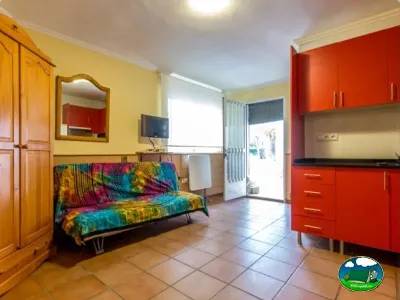 Mobil-home interior con cocina y salón del Camping San Vicente, Xeraco (Valencia)