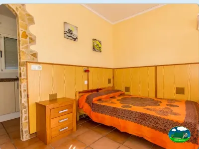 Mobil-home interior con cama doble del Camping San Vicente, Xeraco (Valencia)